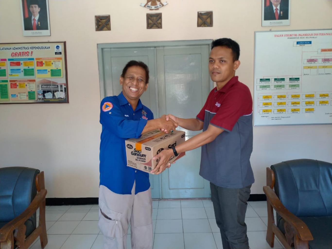 Penyerahan Bantuan Logistik Untuk Posko Bencana Alam Desa Seloharjo